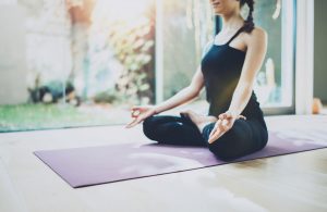Yoga Frau entspannt Sonnendurchflutet Yogapose